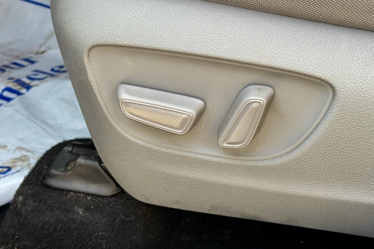 Used 2020 Toyota Highlander LE image 23