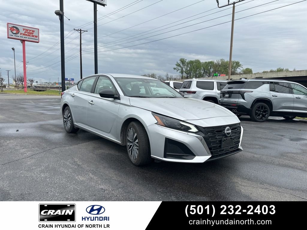 Used 2024 Nissan Altima 2.5 SV FWD image 1