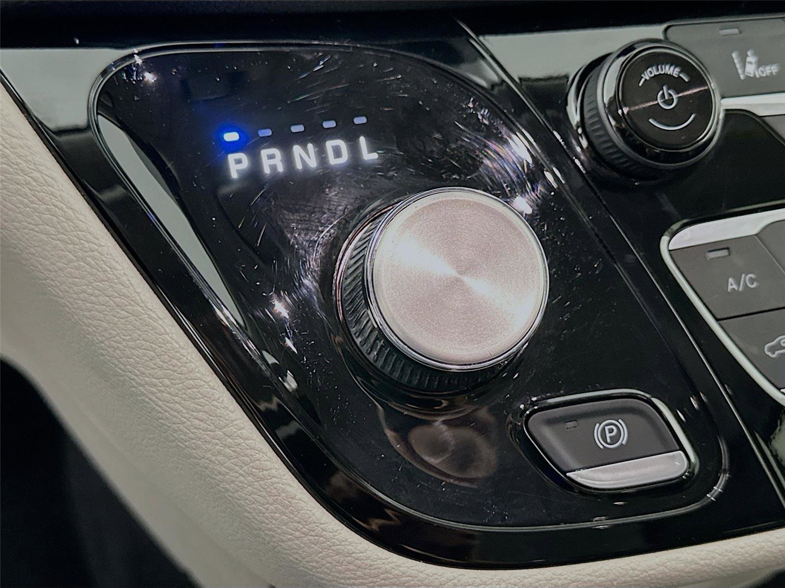 Used 2024 Chrysler Pacifica Select image 15