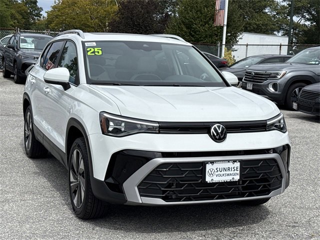 Used 2025 Volkswagen Taos SE image 2