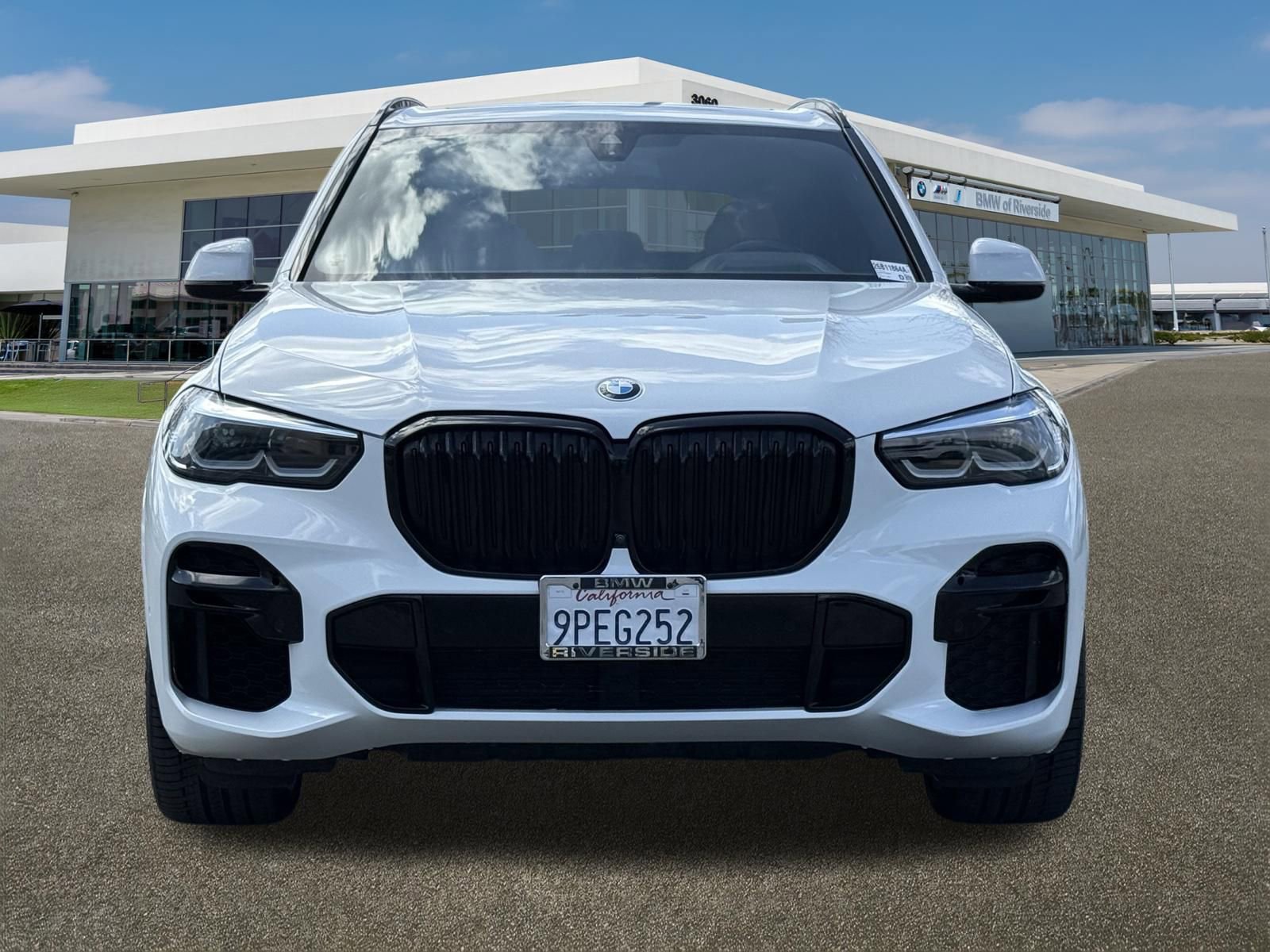 Used 2023 BMW X5 xDrive40i w/ M Sport Package image 3