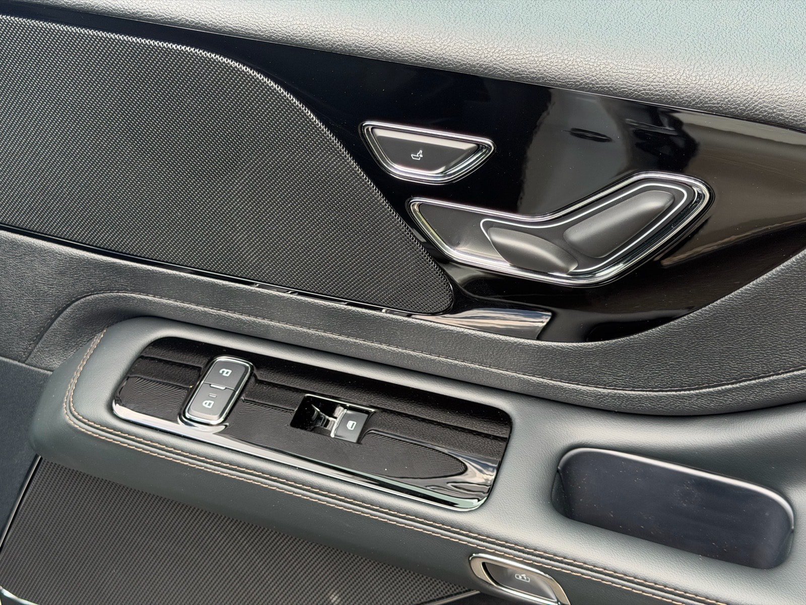 New 2026 Lincoln Aviator AWD image 13