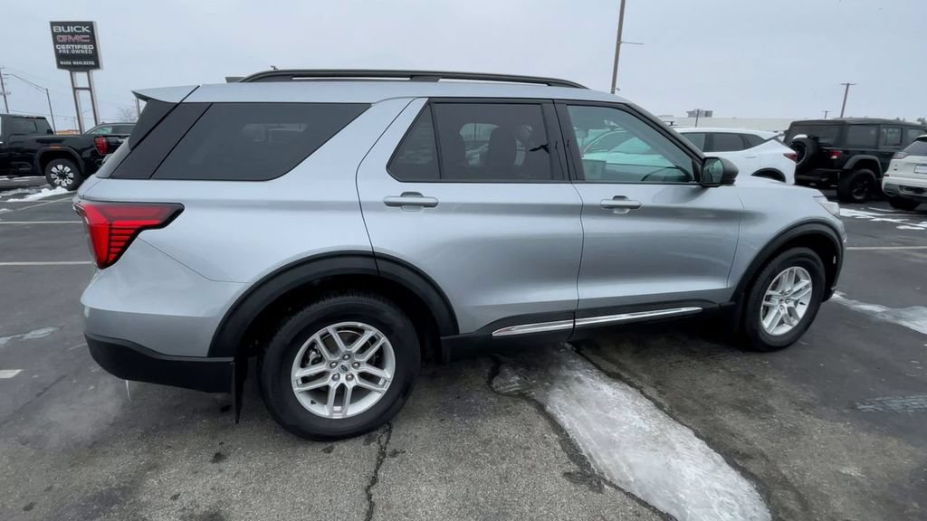 Used 2025 Ford Explorer Active AWD/4WD image 2