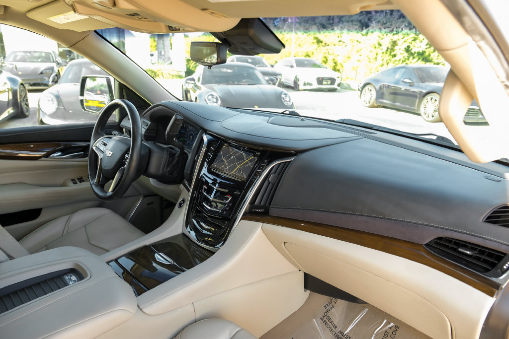 Used 2018 Cadillac Escalade Luxury AWD/4WD image 11