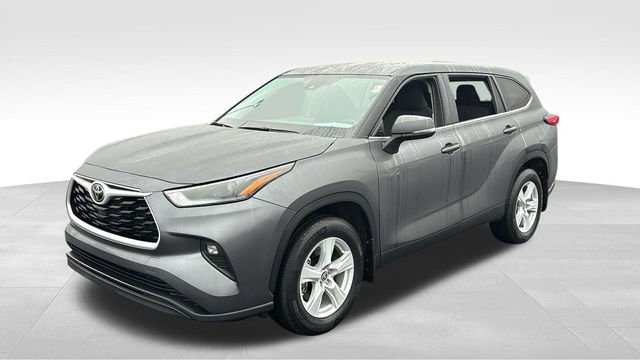 Used 2025 Toyota Highlander LE image 2