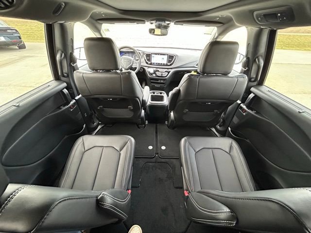 New 2026 Chrysler Pacifica Select image 30