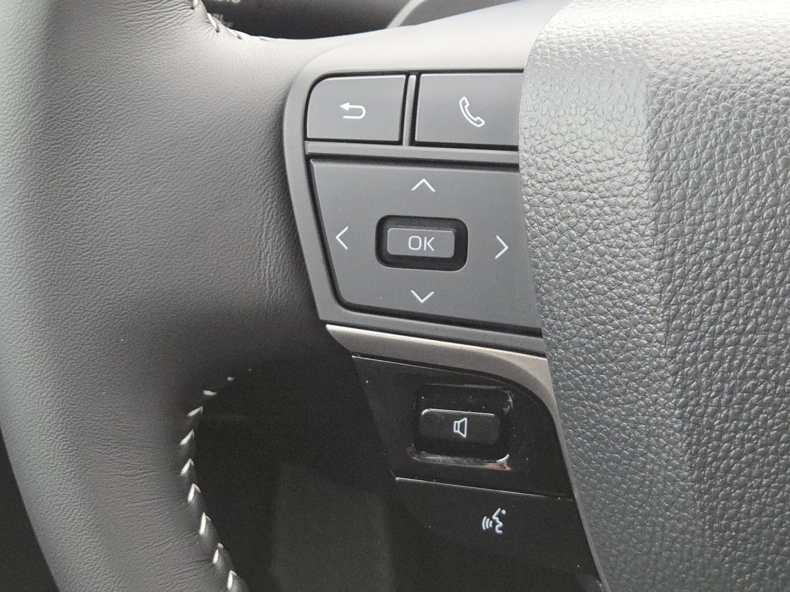 Used 2025 Toyota Camry SE w/ Convenience Package image 32