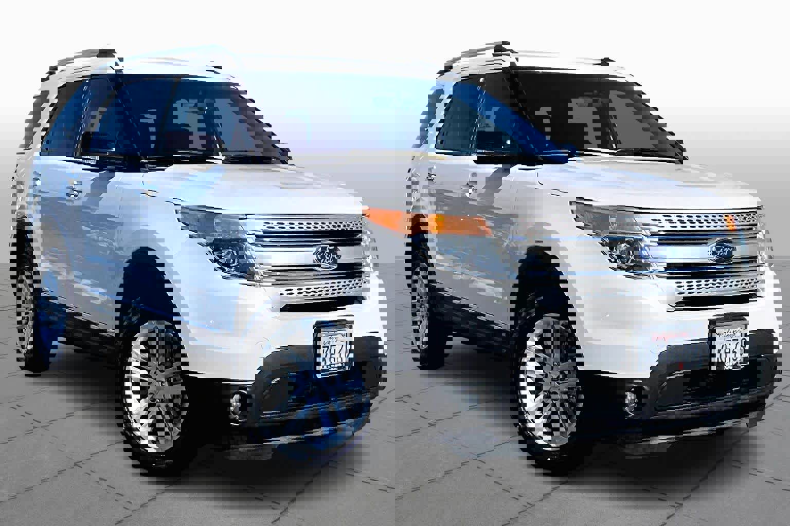 Used 2015 Ford Explorer XLT w/ Equipment Group 202A image 2