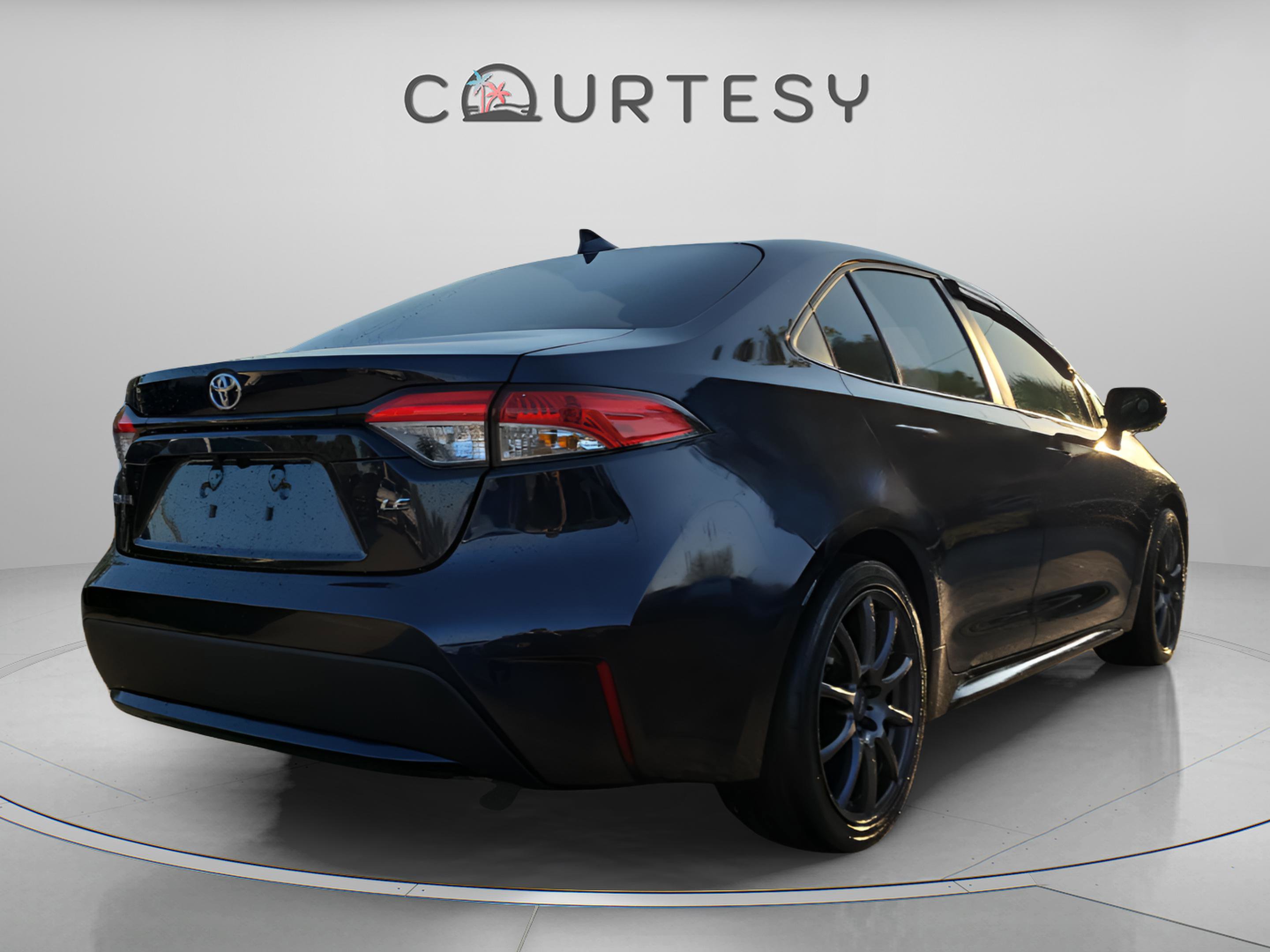 Used 2022 Toyota Corolla LE image 3