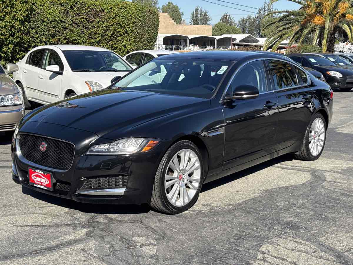 Used 2020 Jaguar XF Premium image 3