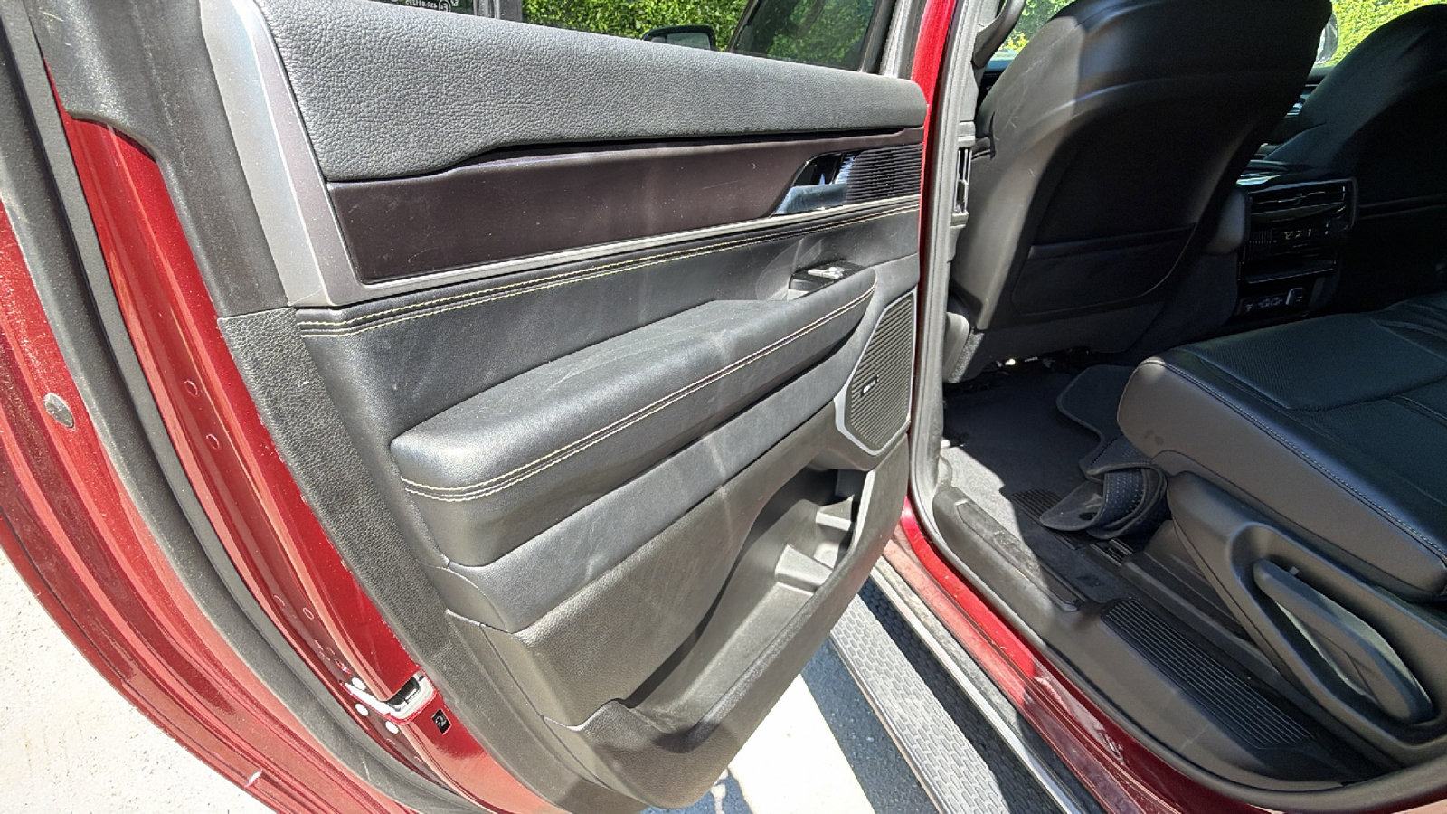 Used 2024 Jeep Wagoneer L 2WD image 23