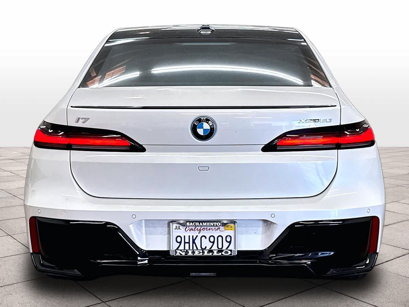 Used 2023 BMW i7 xDrive60 w/ Executive Package 2 AWD/4WD image 7