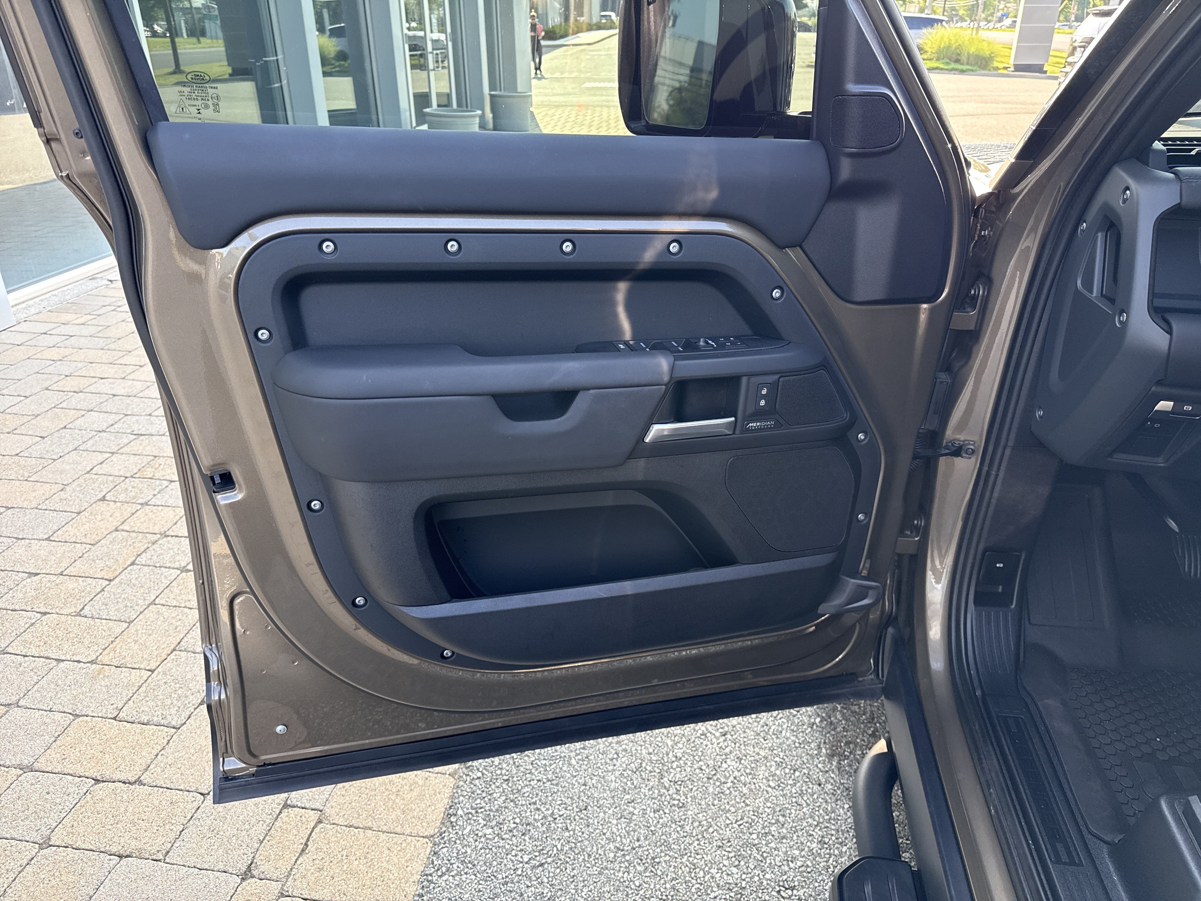 Used 2025 Land Rover Defender 110 X-Dynamic SE AWD/4WD image 3