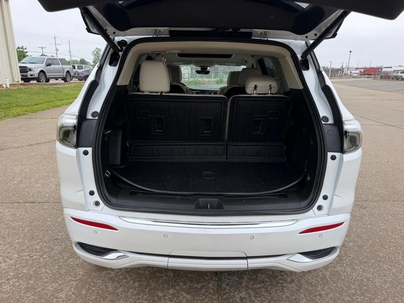 Used 2022 Buick Enclave Avenir w/ Avenir Technology Package AWD/4WD image 5