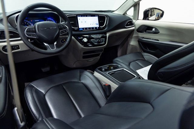 Used 2024 Chrysler Pacifica Touring-L image 19