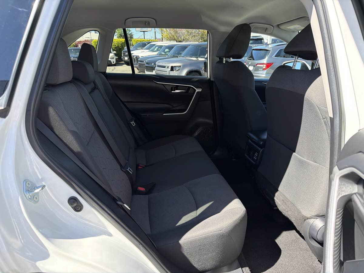 Used 2021 Toyota RAV4 XLE AWD/4WD image 14