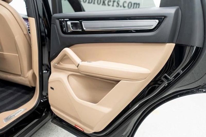 Used 2023 Porsche Cayenne Platinum Edition image 31