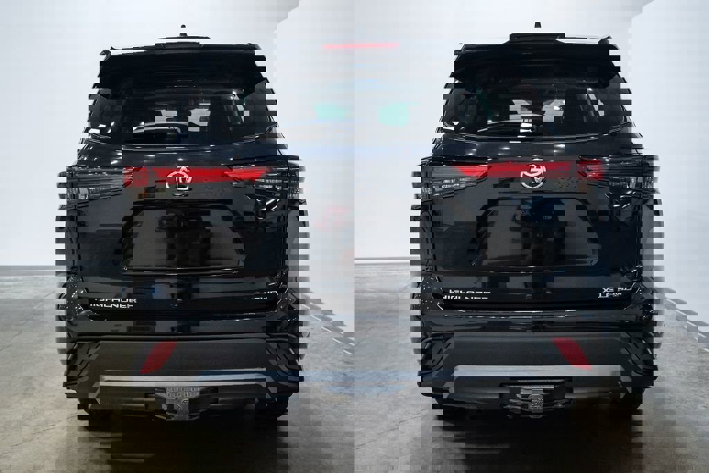 Used 2023 Toyota Highlander XLE AWD/4WD image 9