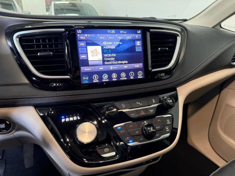 Used 2019 Chrysler Pacifica Limited FWD image 16