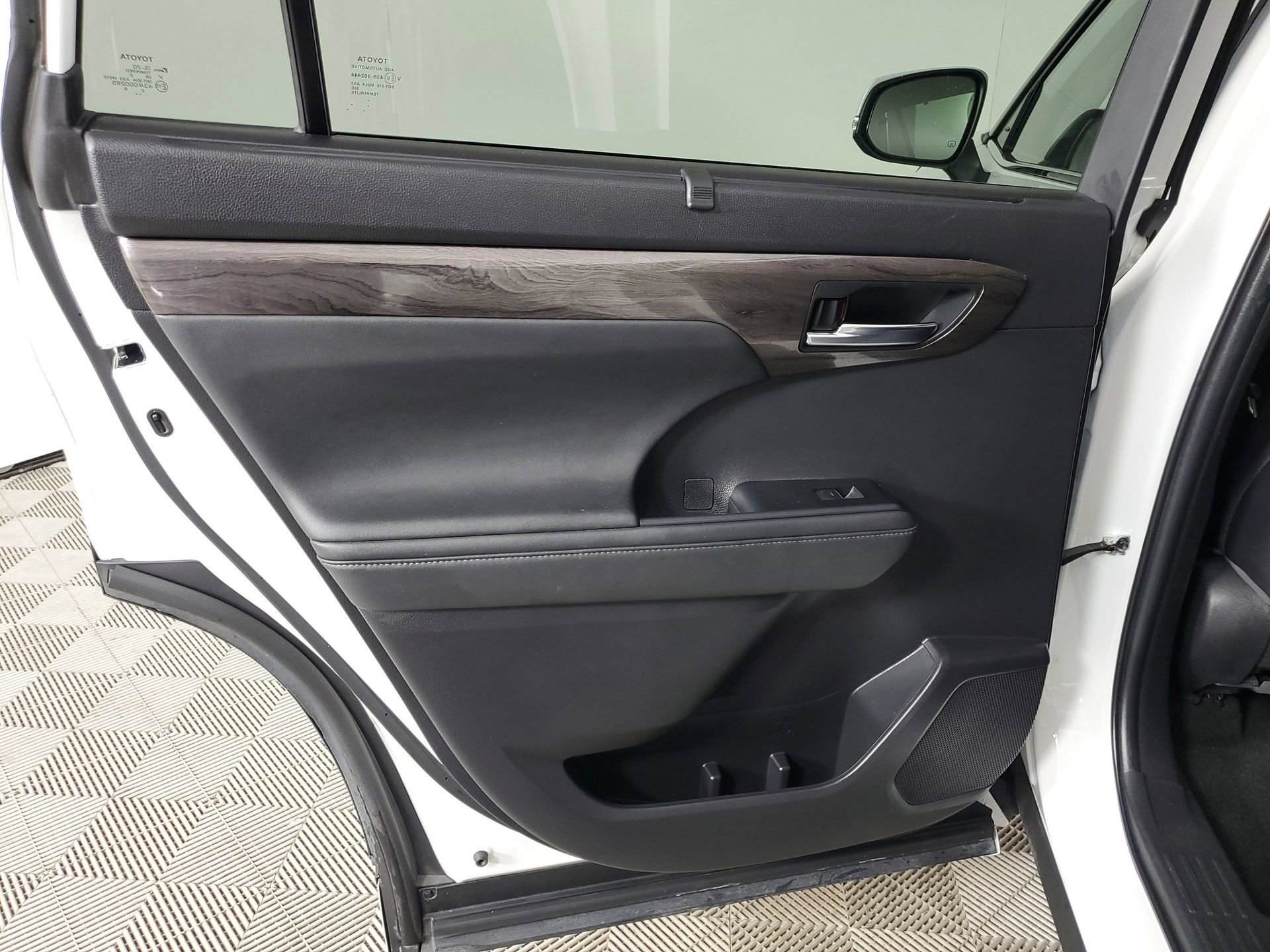 Used 2023 Toyota Highlander Limited image 24