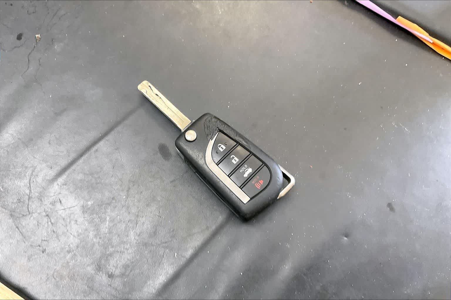 Used 2020 Toyota Camry SE FWD image 19