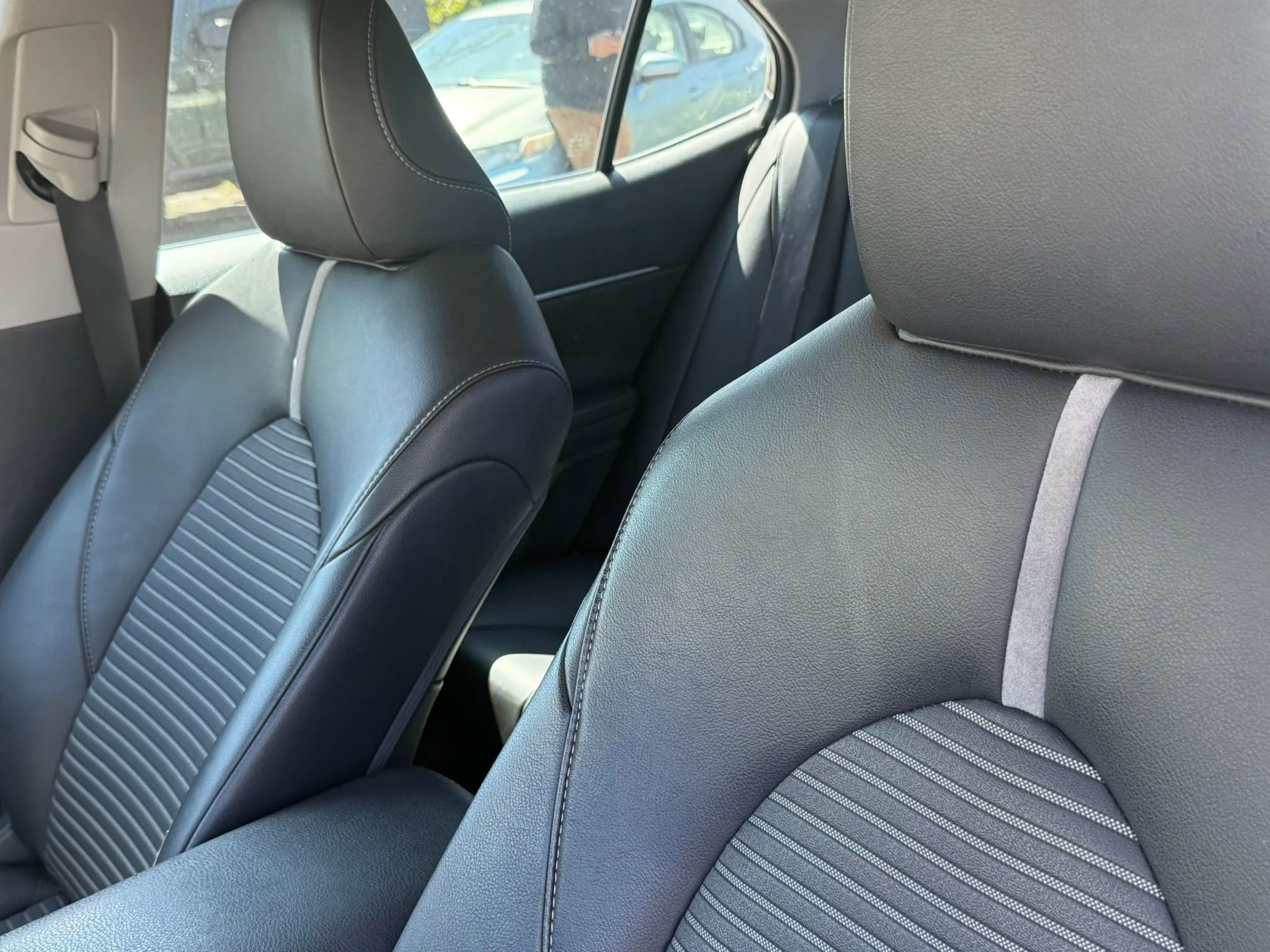 Used 2018 Toyota Camry SE w/ Convenience Package FWD image 10