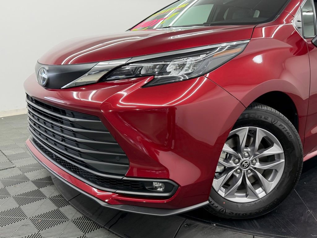 Used 2026 Toyota Sienna XLE FWD image 4