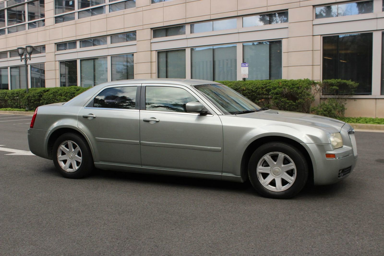 Used 2005 Chrysler 300 Touring RWD image 2