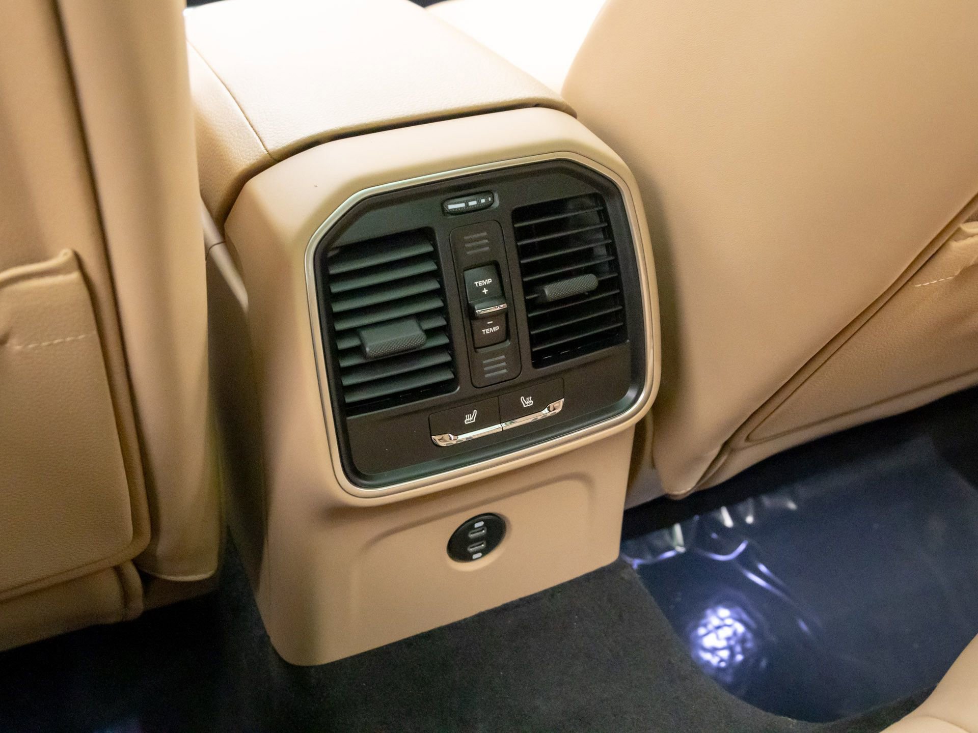 Certified 2025 Porsche Macan image 16