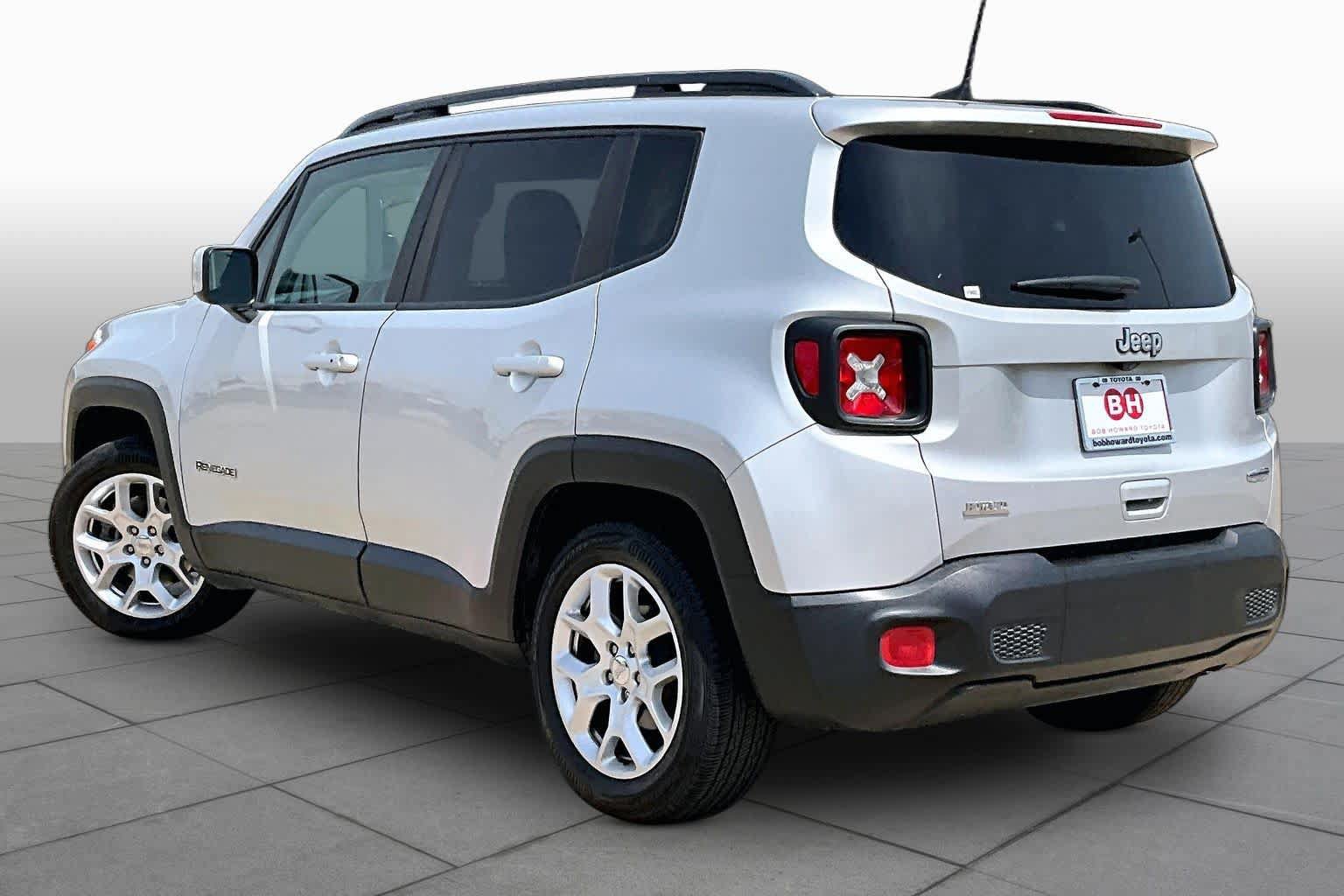 Used 2018 Jeep Renegade Latitude FWD image 12