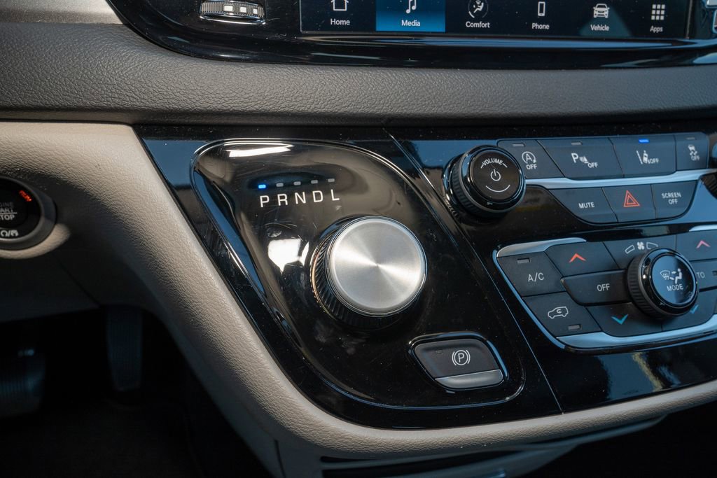 Used 2024 Chrysler Pacifica Touring-L image 16