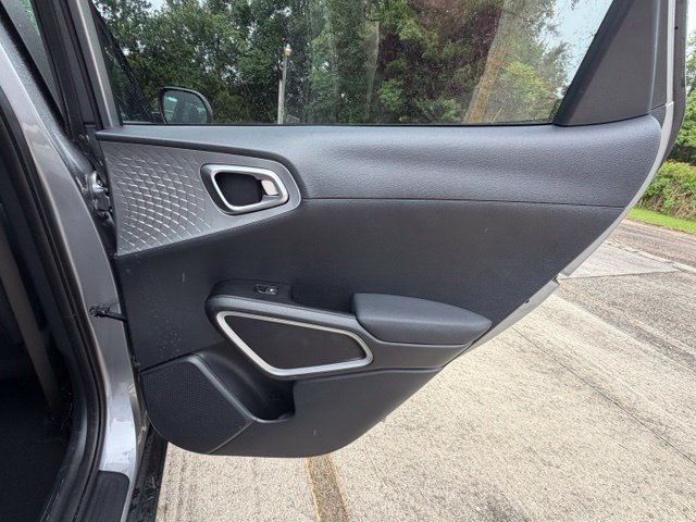 Used 2025 Kia Soul LX w/ LX Technology Package FWD image 26