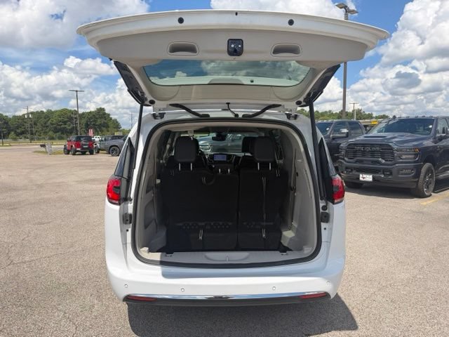 Used 2024 Chrysler Pacifica Touring-L FWD image 8