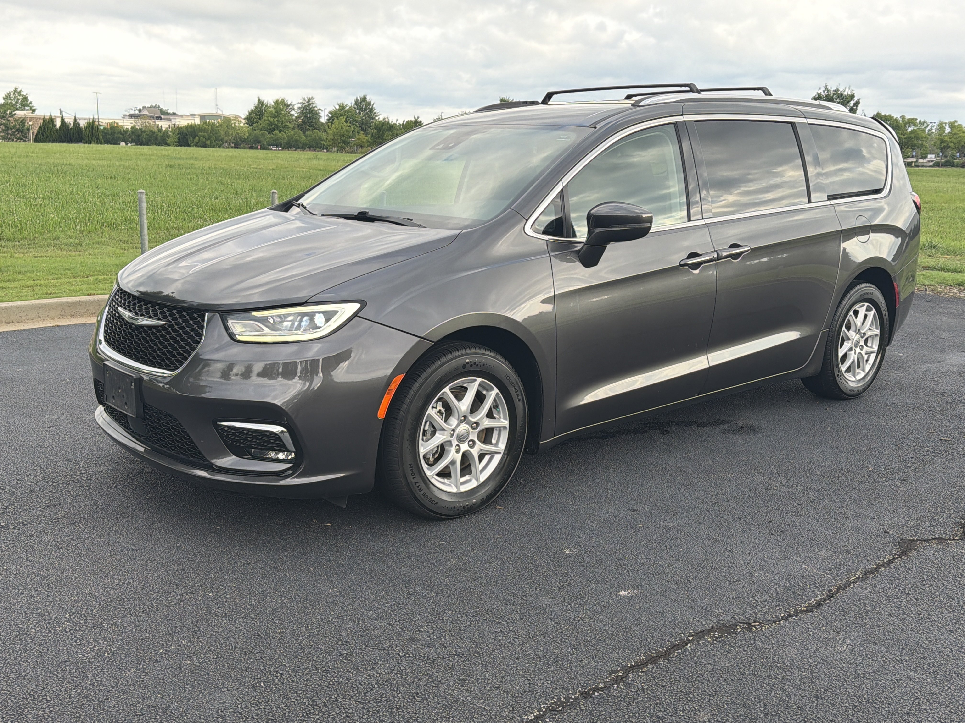 Used 2021 Chrysler Pacifica Touring-L FWD image 5