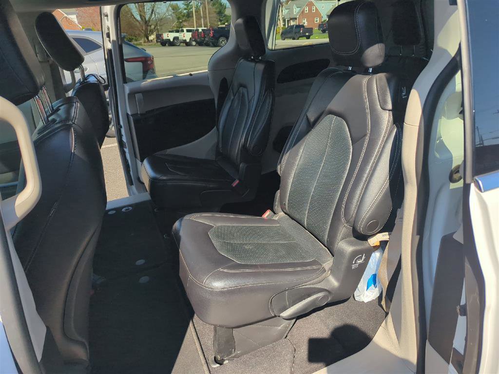 Used 2022 Chrysler Pacifica Touring-L image 9