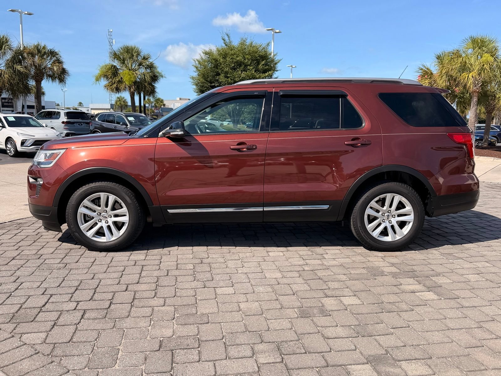 Used 2018 Ford Explorer XLT w/ Equipment Group 202A FWD image 12