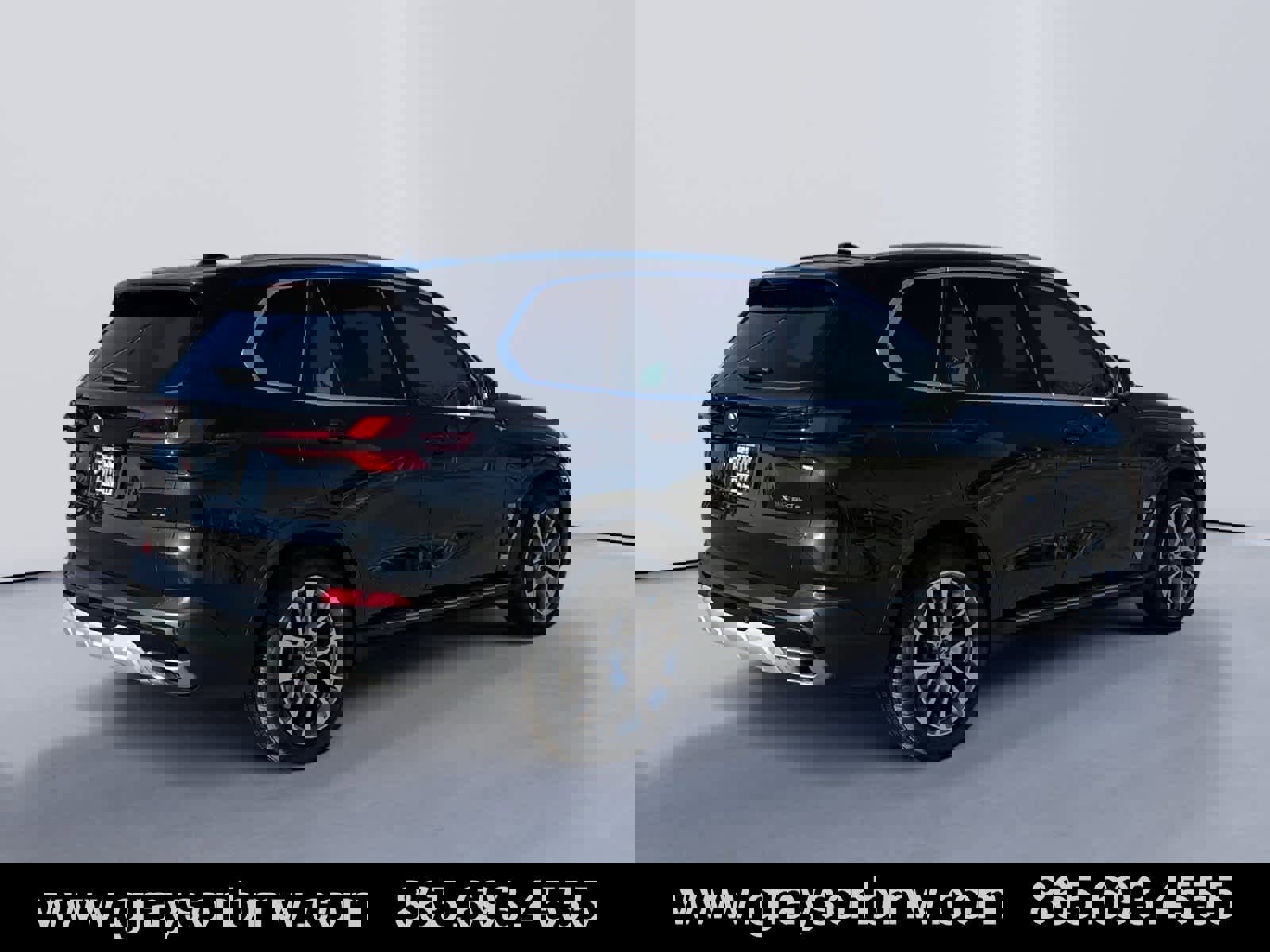 Used 2024 BMW X5 xDrive50e image 3