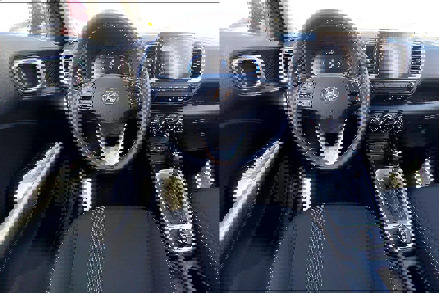 Used 2025 Hyundai Venue SEL FWD image 6