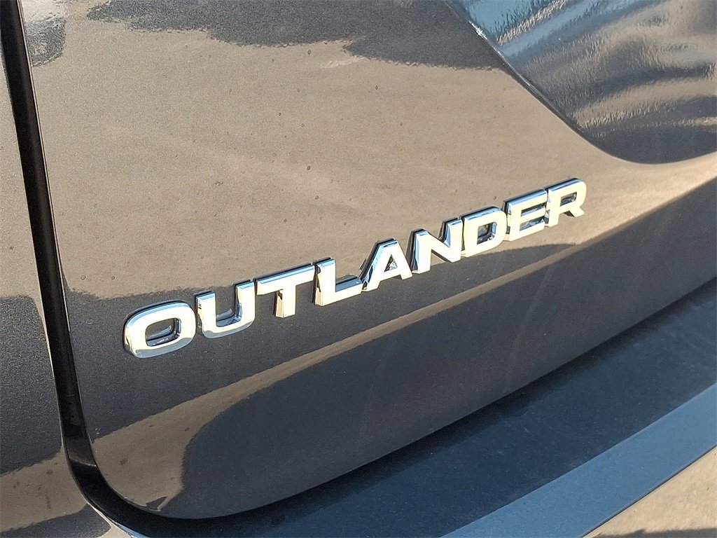 New 2025 Mitsubishi Outlander SE image 12