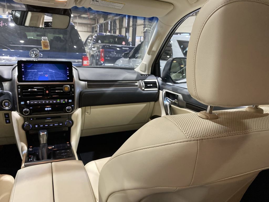 Used 2023 Lexus GX 460 Premium w/ Premium Package image 4