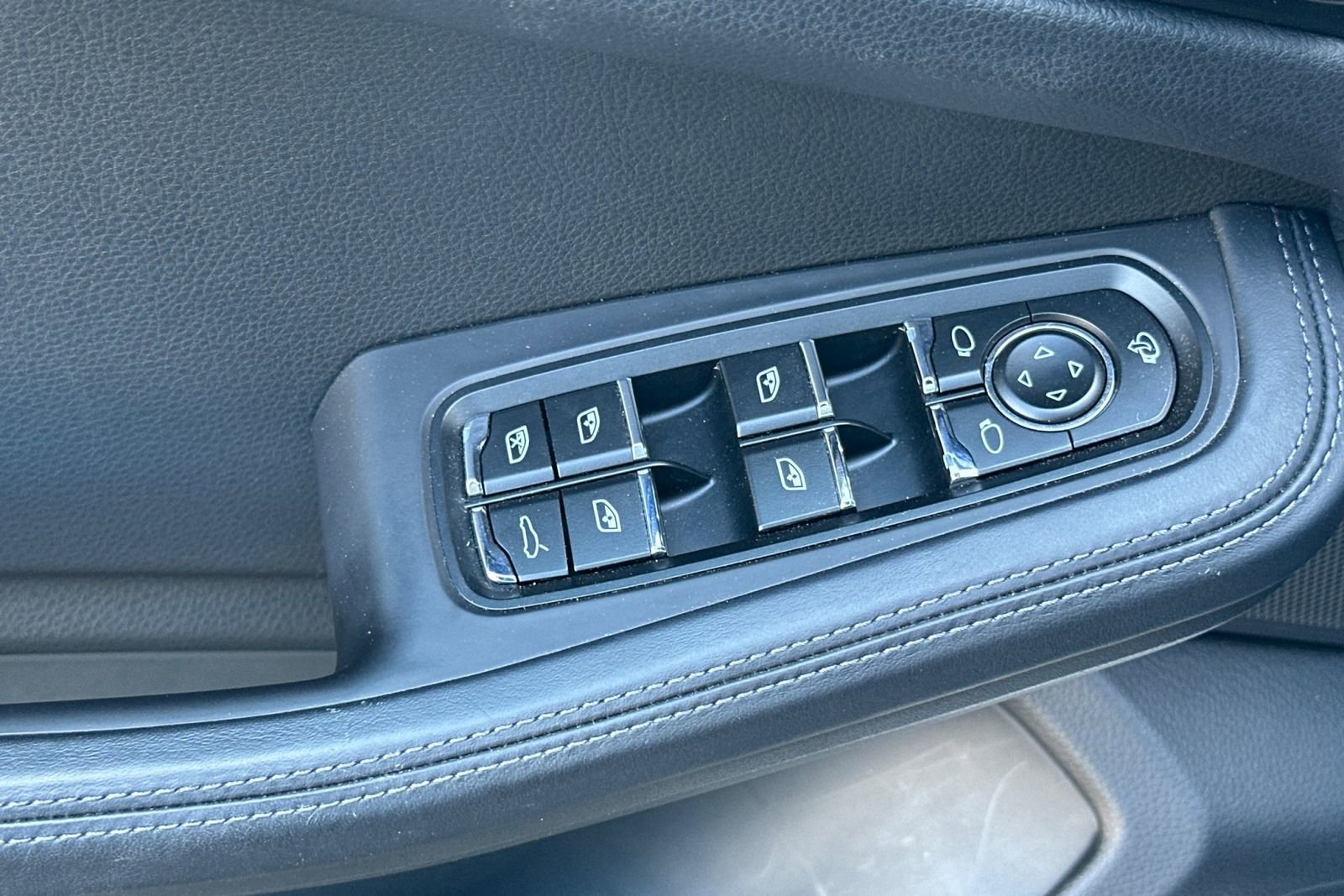 Used 2025 Porsche Macan Turbo AWD/4WD image 13