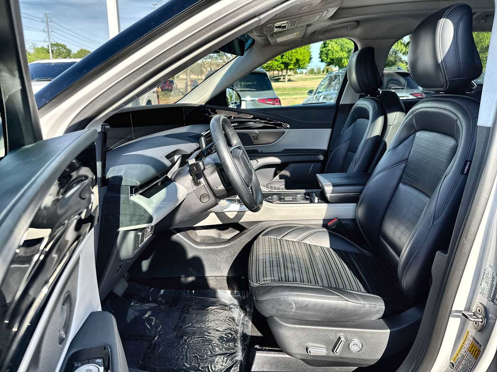Used 2024 Lincoln Nautilus Reserve w/ Equipment Group 202A image 2