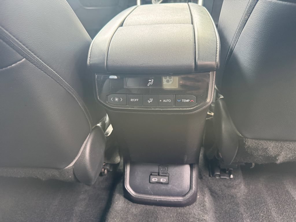 Used 2023 Toyota Highlander XLE AWD/4WD image 25