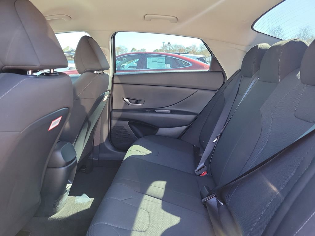 Used 2025 Hyundai Elantra SE image 8