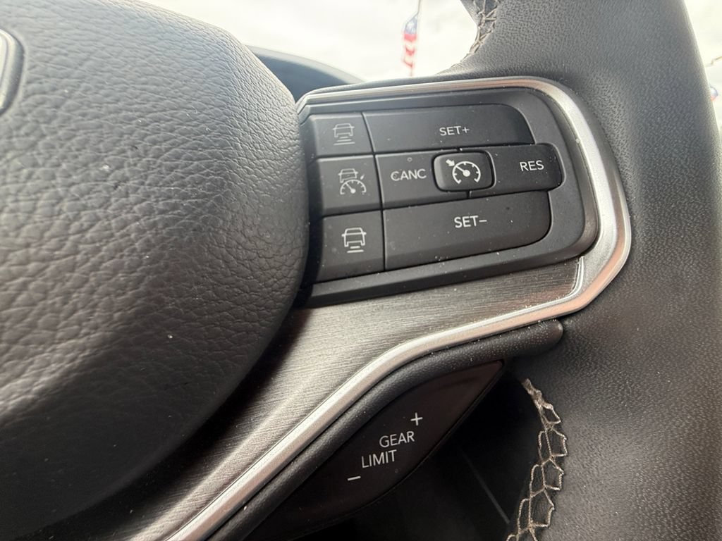 Used 2025 Jeep Wagoneer L Series II AWD/4WD image 17