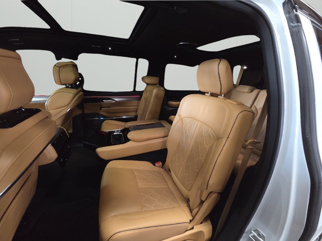 Used 2023 Jeep Grand Wagoneer Series III AWD/4WD image 16