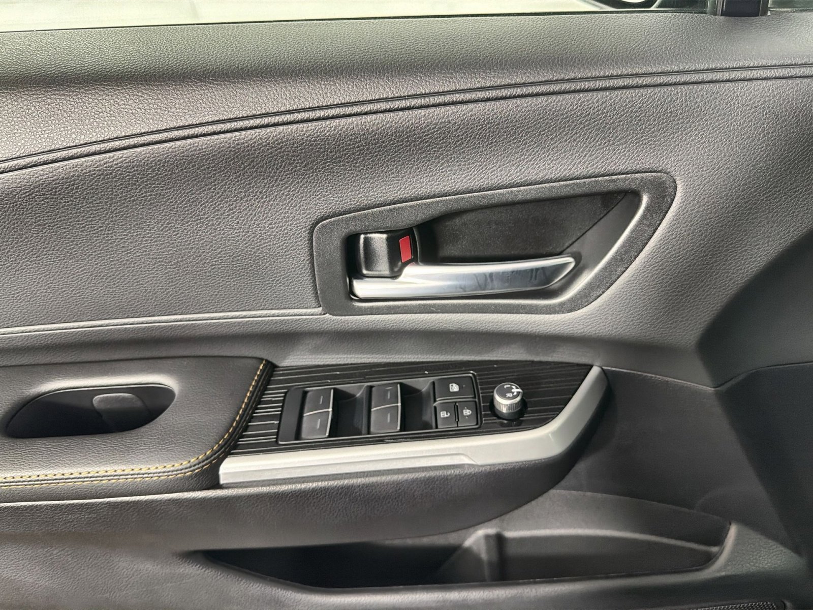 Used 2025 Toyota Sienna XLE Woodland Edition image 15