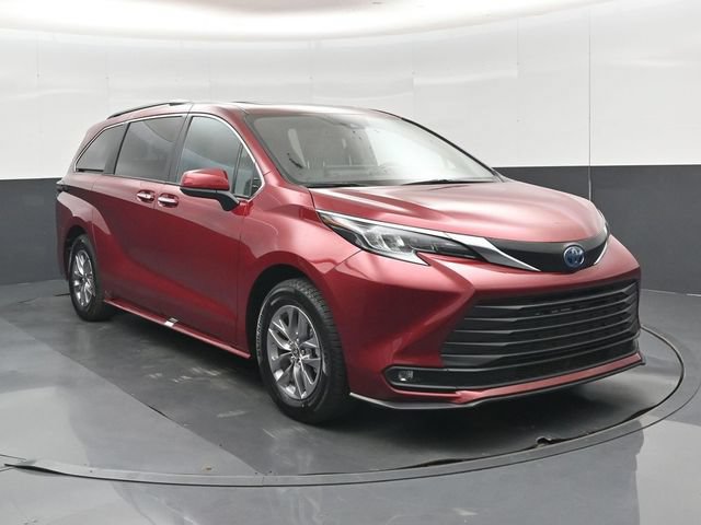 Used 2025 Toyota Sienna XLE FWD image 31