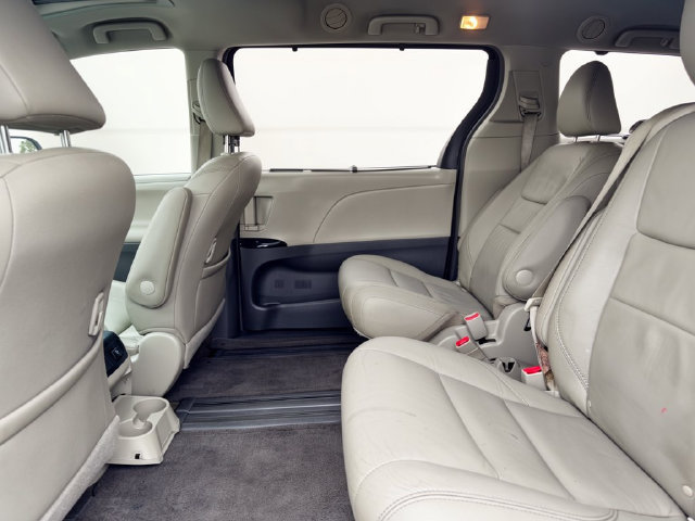 Used 2017 Toyota Sienna XLE Premium FWD image 27