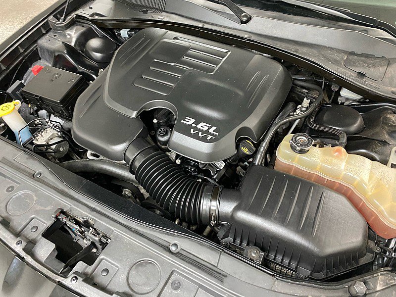 Used 2017 Chrysler 300 C Platinum image 16